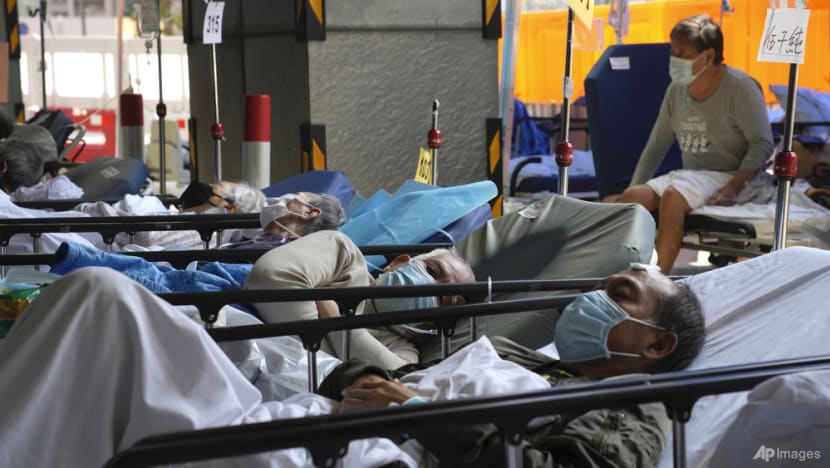 Bệnh nhân trên giường bệnh chờ trong khu tạm giữ bên ngoài Trung tâm Y tế Caritas ở Hồng Kông vào ngày 2 tháng 3 năm 2022. (Ảnh AP / Kin Cheung, File)