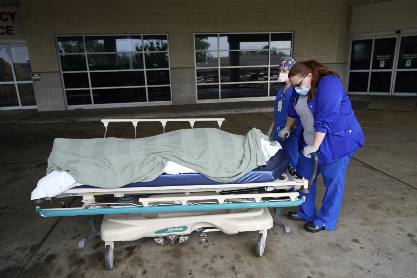 Nhân viên y tế chuẩn bị chuyển thi thể của một bệnh nhân COVID-19 đã qua đời đến xe tải tại nhà tang lễ tại Trung tâm Y tế Willis-Knighton