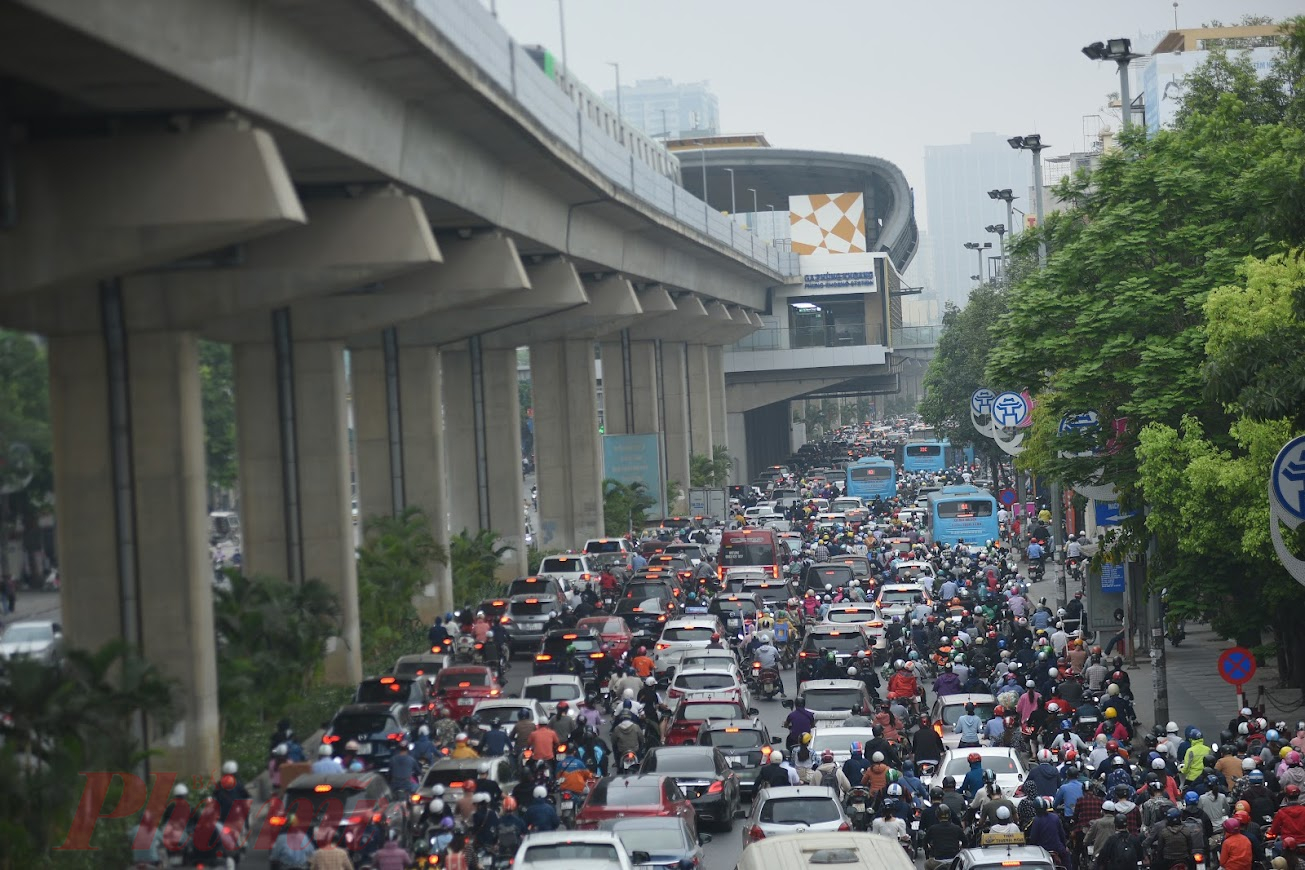 Đường Trần Phú (Hà Đông) cũng trong tình trạng tương tự khi lượng phương tiện di chuyển qua cung đường này luôn đông đúc.