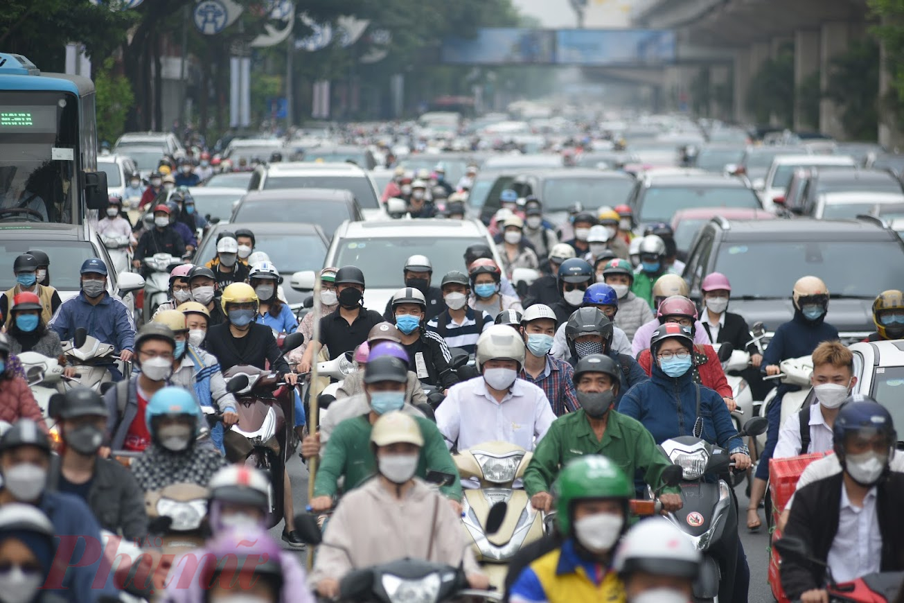 Tại Nguyễn Trãi, tình trạng cả ngàn phương tiện cùng lưu thông khiếm điểm giao thông này ùn tắc nhiều giờ đồng hồ.