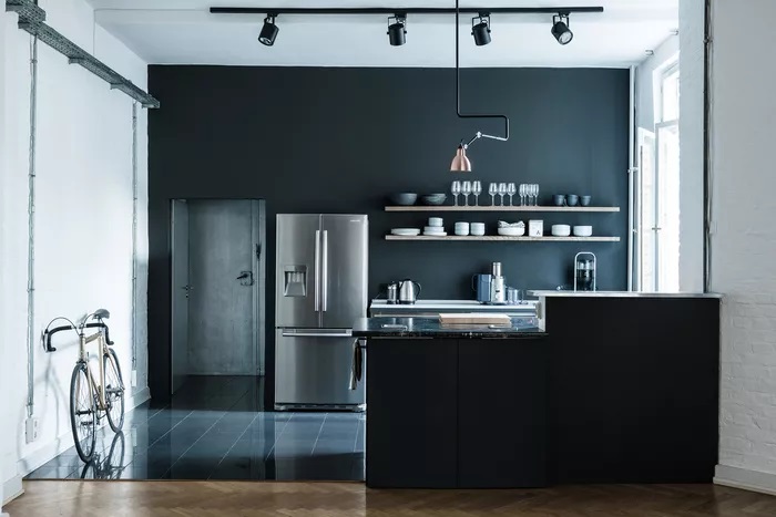 Ghép một căn bếp tối màu với giá mở và các vật dụng nhà bếp màu sáng khiến phòng bếp hiện đại và tinh tế hơn. 