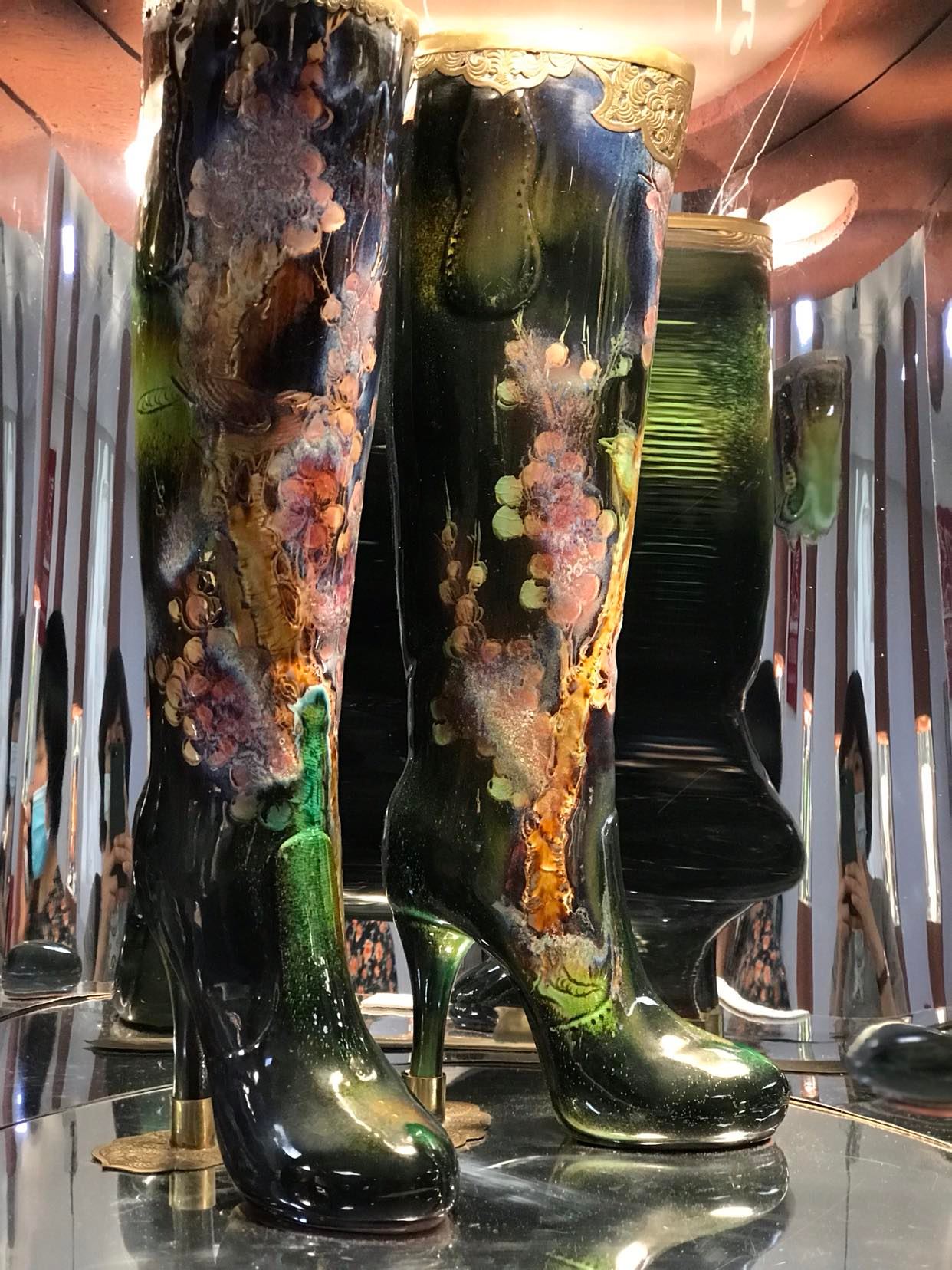 Tác phẩm thể hiện rõ nhất tài năng của người nghệ nhân dân gian. Màu sắc ẩn hiện lớp lớp biến ảo mà vẫn giữ được độ trong, họa tiết hoa đào sống động tươi tắn như một khu vườn xuân. Đây là tác phẩm được tổ chức kỷ lục Guiness Việt Nam cấp bằng công nhận là chiếc giày gốm lớn nhất ca rnuwowcs (2013)