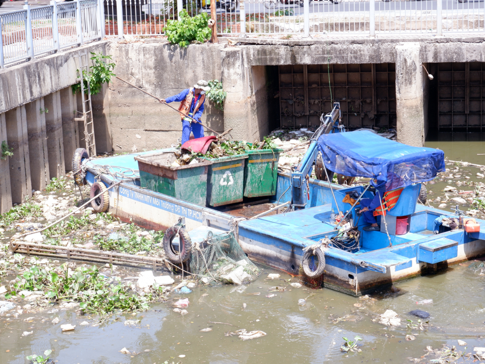 Trung bình mỗi ngày công nhân vớt được 10 tấn rác  trên kênh Nhiêu Lộc - Thị Nghè - ẢNH: P.T.