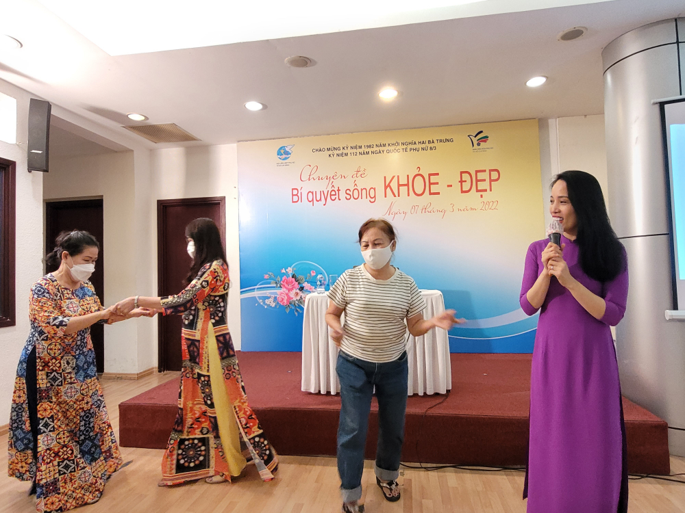 2.Cô Chu Thị Nghĩa (thứ hai từ phải sang) tự tin khiêu vũ tại chương trình Bí quyết sống khỏe đẹp” do Nhà Văn hóa Phụ nữ TP tổ chức