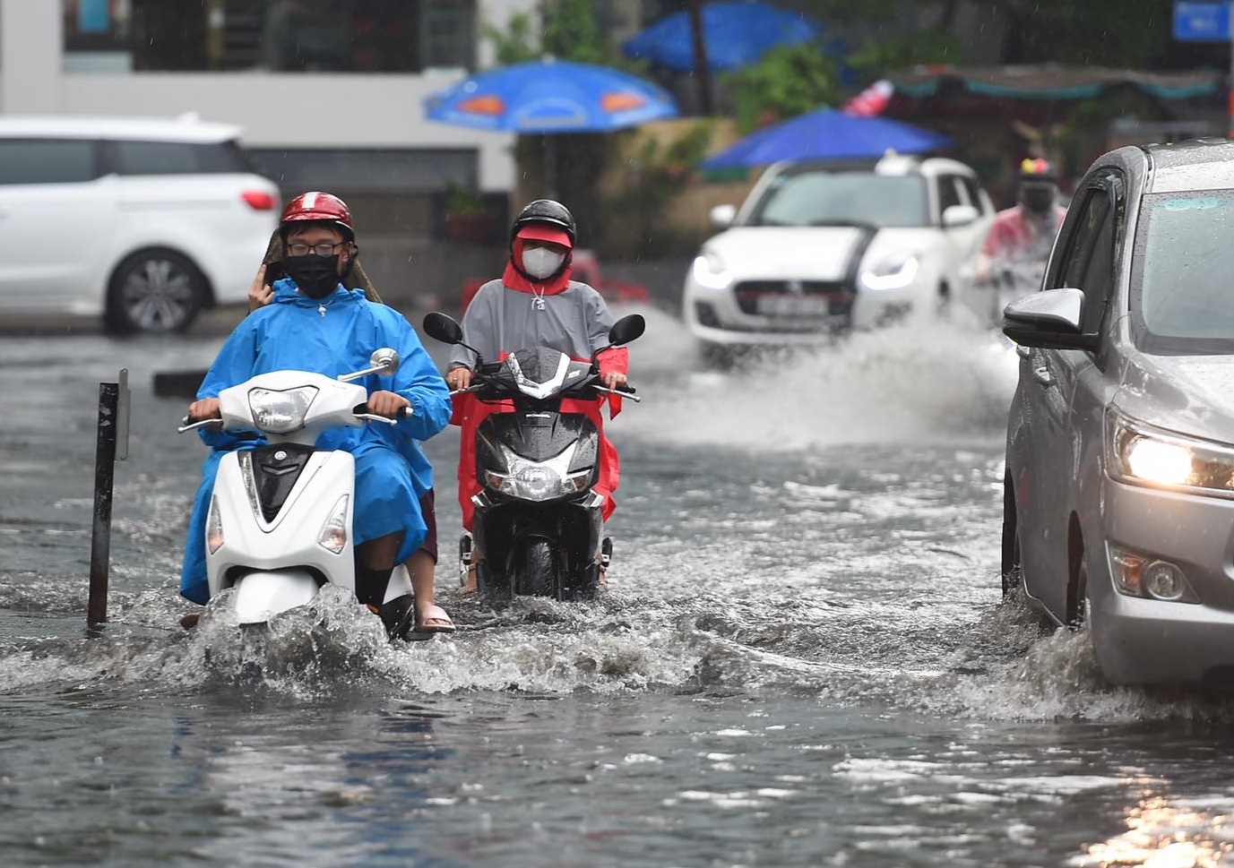 Nước bẩn màu đen bốc mùi thối gây khó chịu cho người tham gia giao thông