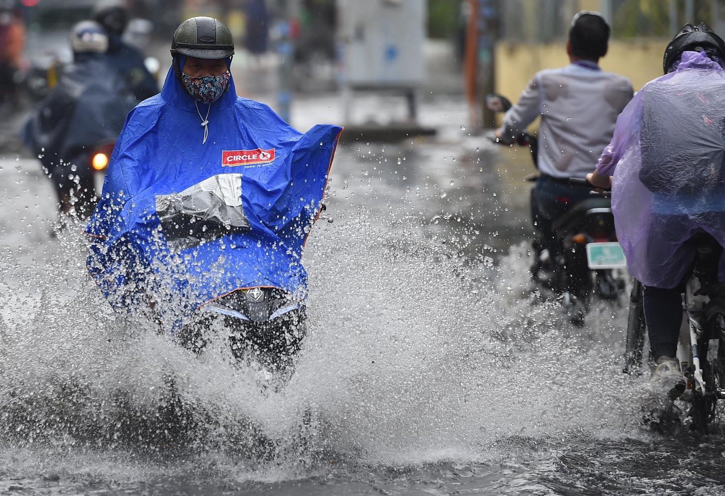 Chỉ sau khoảng 30 phút mưa lớn, nhiều tuyến đường ở TP.HCM bị ngập. Trong đó, khu vực phường Thảo Điền (quận 2 cũ) nay thuộc TP Thủ Đức chịu ảnh hưởng nặng nhất