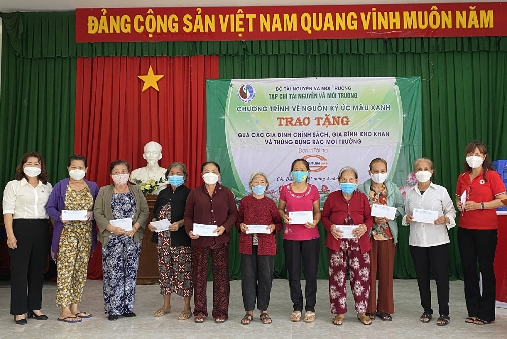 Ban tổ chức chương trình về nguồn “Ký ức màu xanh” trao tặng quà cho các gia đình chính sách và có hoàn cảnh khó khăn tại Côn Đảo - Ảnh: Him Lam Land