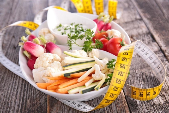 Thay vì uống nước, ăn rau trước bữa ăn sẽ giúp giảm cân hiệu quả hơn