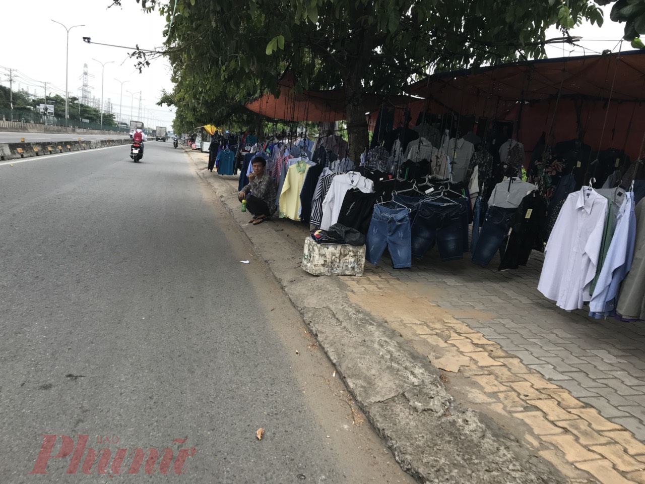 Vỉa hè Quốc lộ 1, đoạn qua quận Bình Tân (TPHCM) như một khu phố thời trang bày bán đủ các loại quần áo từ sáng cho đến tận đêm.