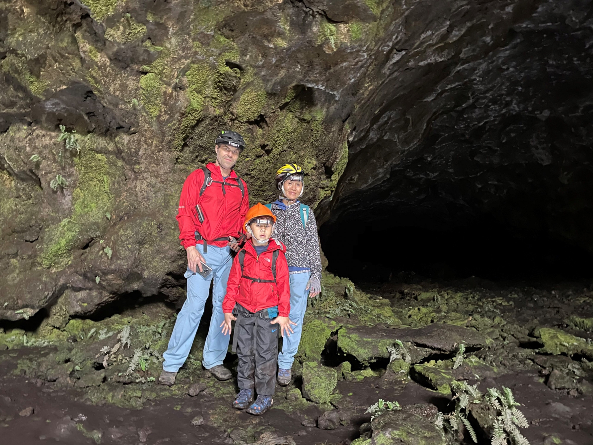 Gia đình Alex khám phá hang động