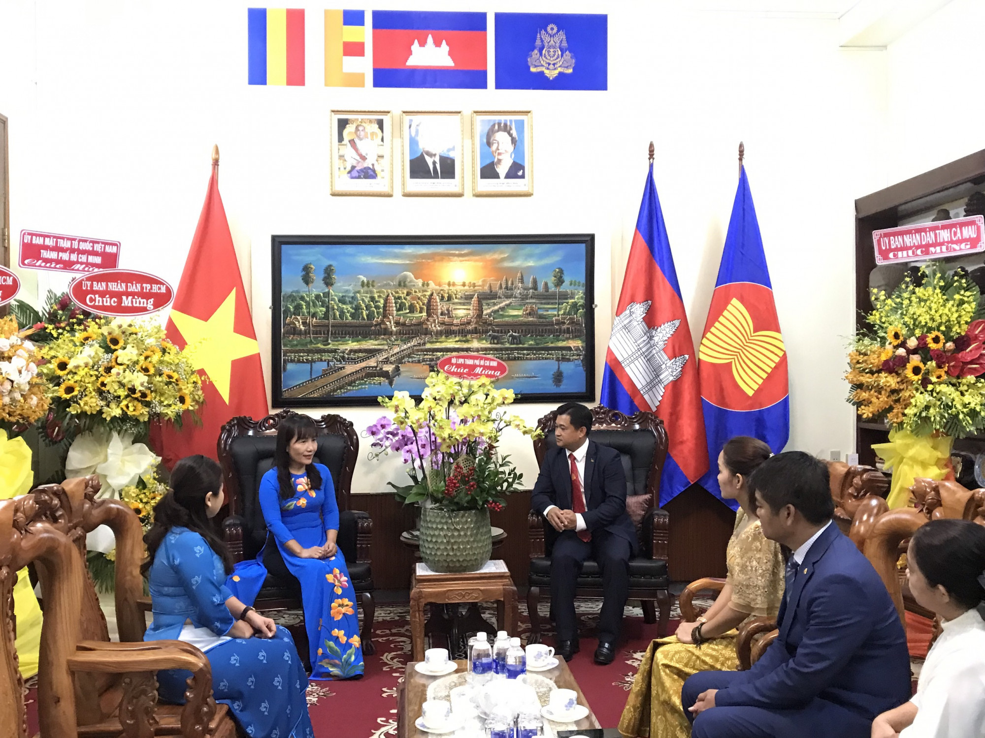 Bà Trịnh Thị Thanh - Phó Chủ tịch Hội LHPN TP. HCM (thứ hai tứ trái sang) thăm và chúc mừng Tổng lãnh sự Vương quốc Campuchia