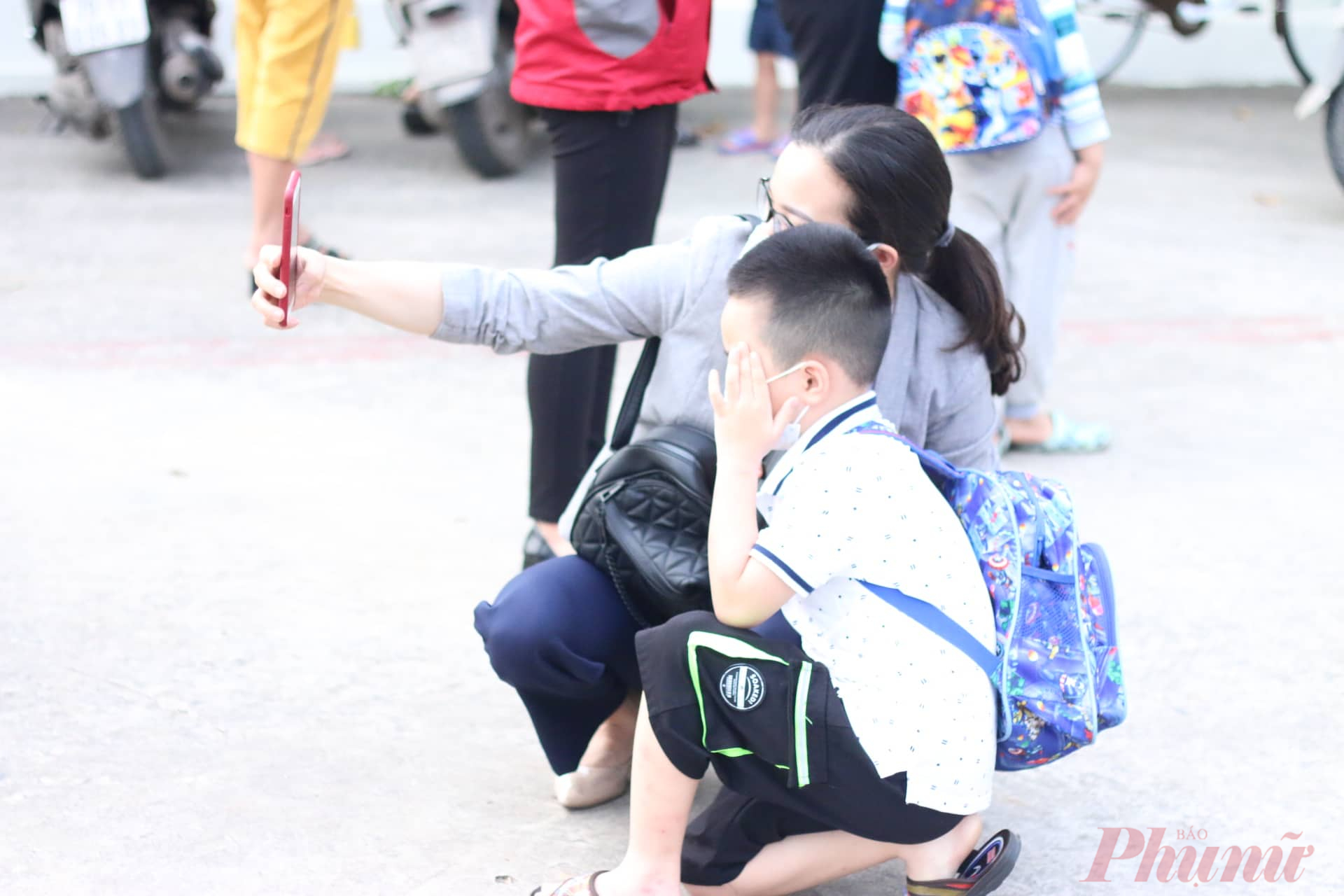 Một số trẻ mẫu giáo lớn tại Trường mầm non Lê Quý Đôn (Hà Đông) tự tin chụp ảnh cùng phụ huynh trước khi vào lớp