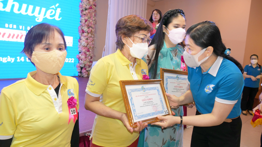 Bà Nguyễn Trần Phượng Trân - Chủ tịch Hội LHPN TP.HCM - tặng giấy khen cho các gương phụ nữ khuyết tật điển hình
