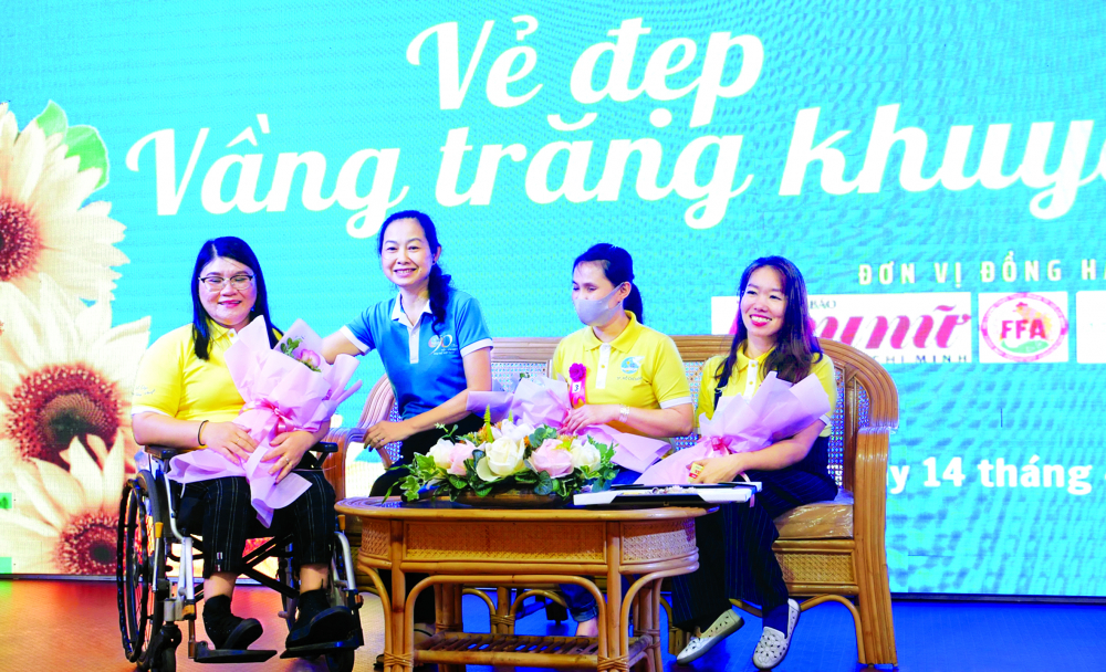 Bà Lâm Thị Ngọc Hoa (thứ hai từ trái sang) - Phó Chủ tịch Thường trực Hội LHPN TP.HCM - tặng hoa cho các gương phụ nữ khuyết tật điển hình giao lưu trong chương trình “Vẻ đẹp vầng trăng khuyết” ẢNH: DIỄM TRANG