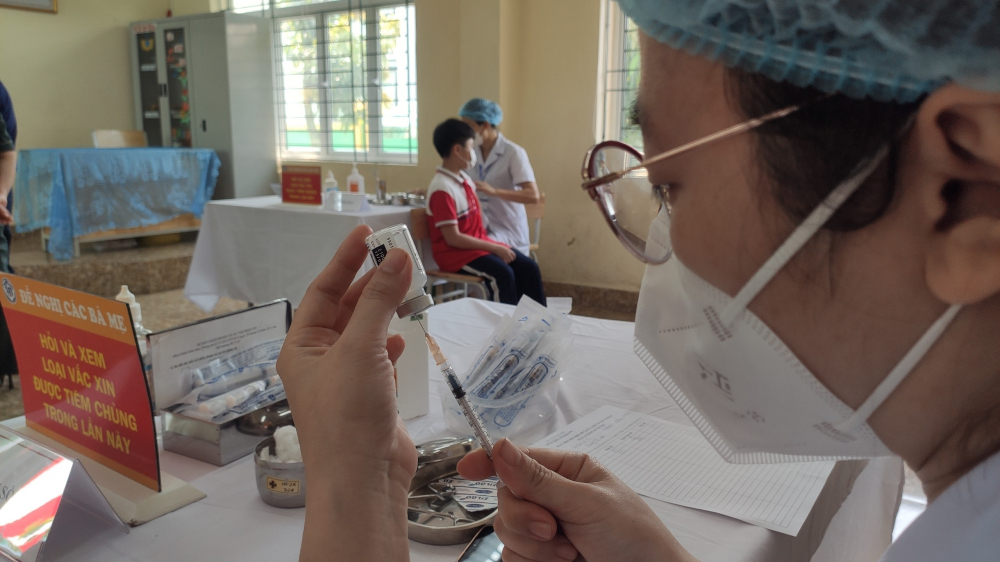 Học sinh Trường THCS Trần Quốc Toản - Hạ Long - Quảng Ninh tiêm vắc xin sáng 14-4.