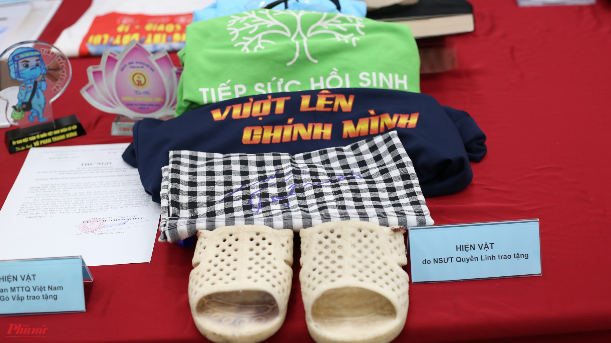 MC Quyền Linh tặng kính bảo hộ, đôi dép tổ ong, khăn rằn, áo phông in logo cứu trợ... mà nghệ sĩ đã dùng khi đi làm thiện nguyện trong mùa dịch. 