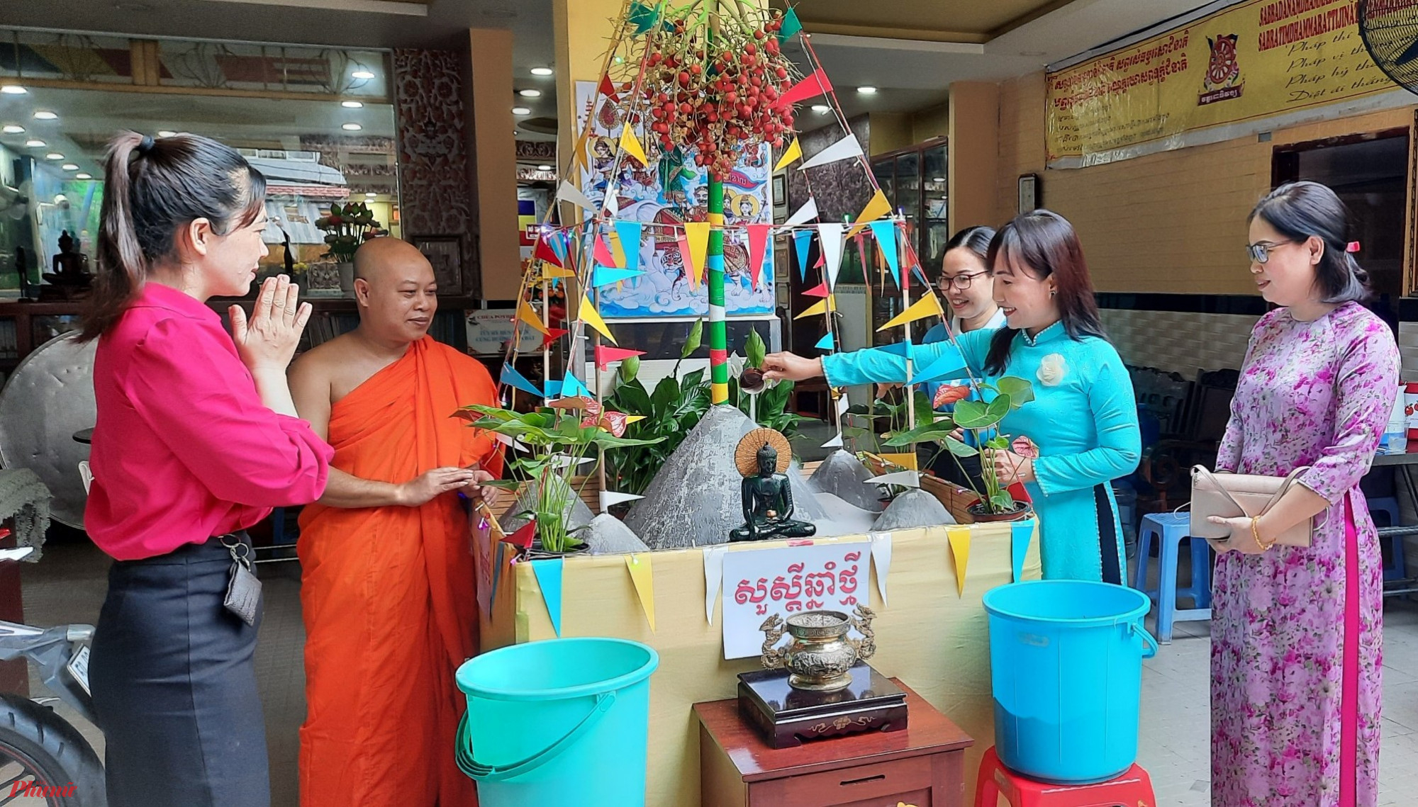 Chị Trịnh Thị Thanh - Phó Chủ tịch Hội LHPN TPHCM đến thăm các cơ sở Phật giáo, chúc mừng Tết cổ truyền Chôl Chnăm Thmây của đồng bào Khmer 