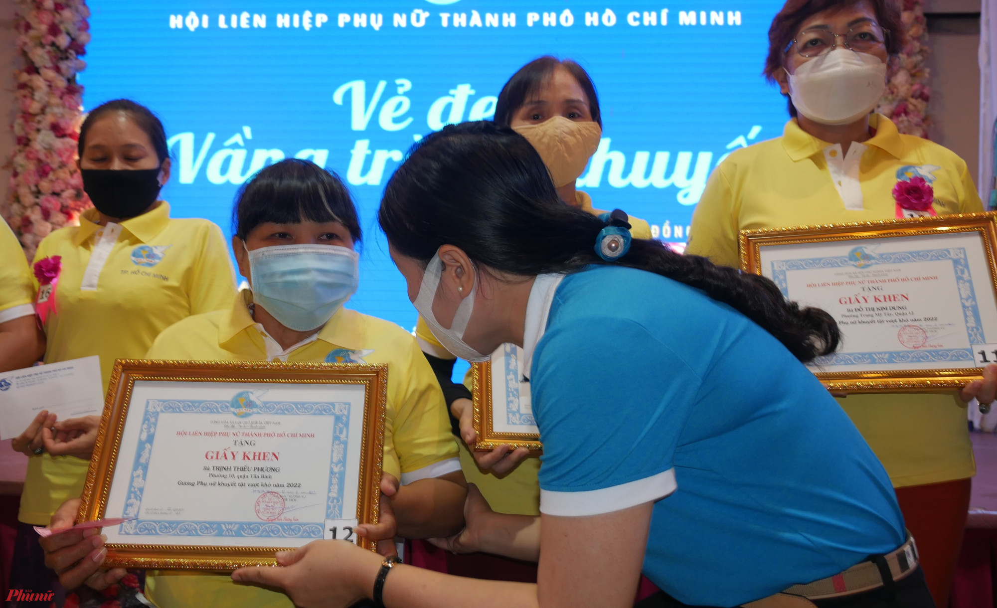 Chị Nguyễn Trần Phượng Trân - Chủ tịch Hội LHPN TPHCM tặng giấy khen đến các gương phụ nữ khuyết tật điển hình 