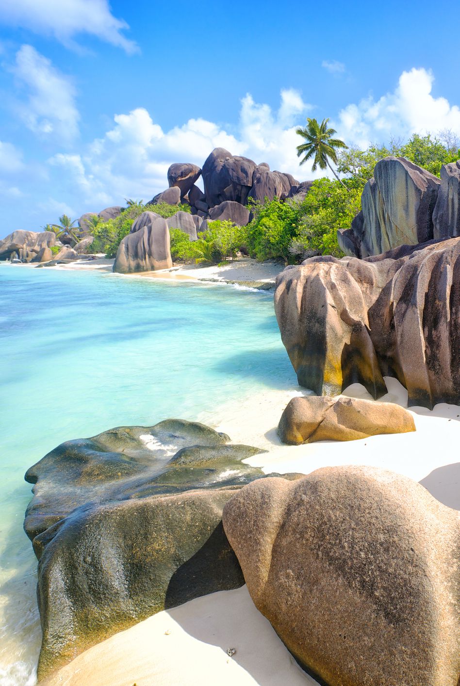 Seychelles Chuỗi đảo này nằm rải rác trên Ấn Độ Dương giữa Madagascar và Kenya và tự hào có một số vùng nước trong nhất trên thế giới.