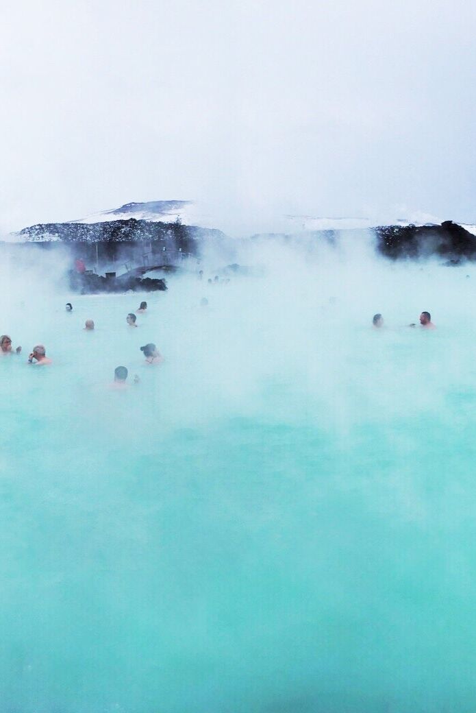 Blue Lagoon, Iceland Là một spa địa nhiệt ở tây nam Iceland, Blue Lagoon nằm trong một cánh đồng dung nham trên Bán đảo Reykjanes. Đầm phá là một trong 25 kỳ quan của thế giới và là điểm đến phổ biến cho những người yêu thích bơi lội muốn thư giãn và thư giãn khi tắm mình trong thiên nhiên.
