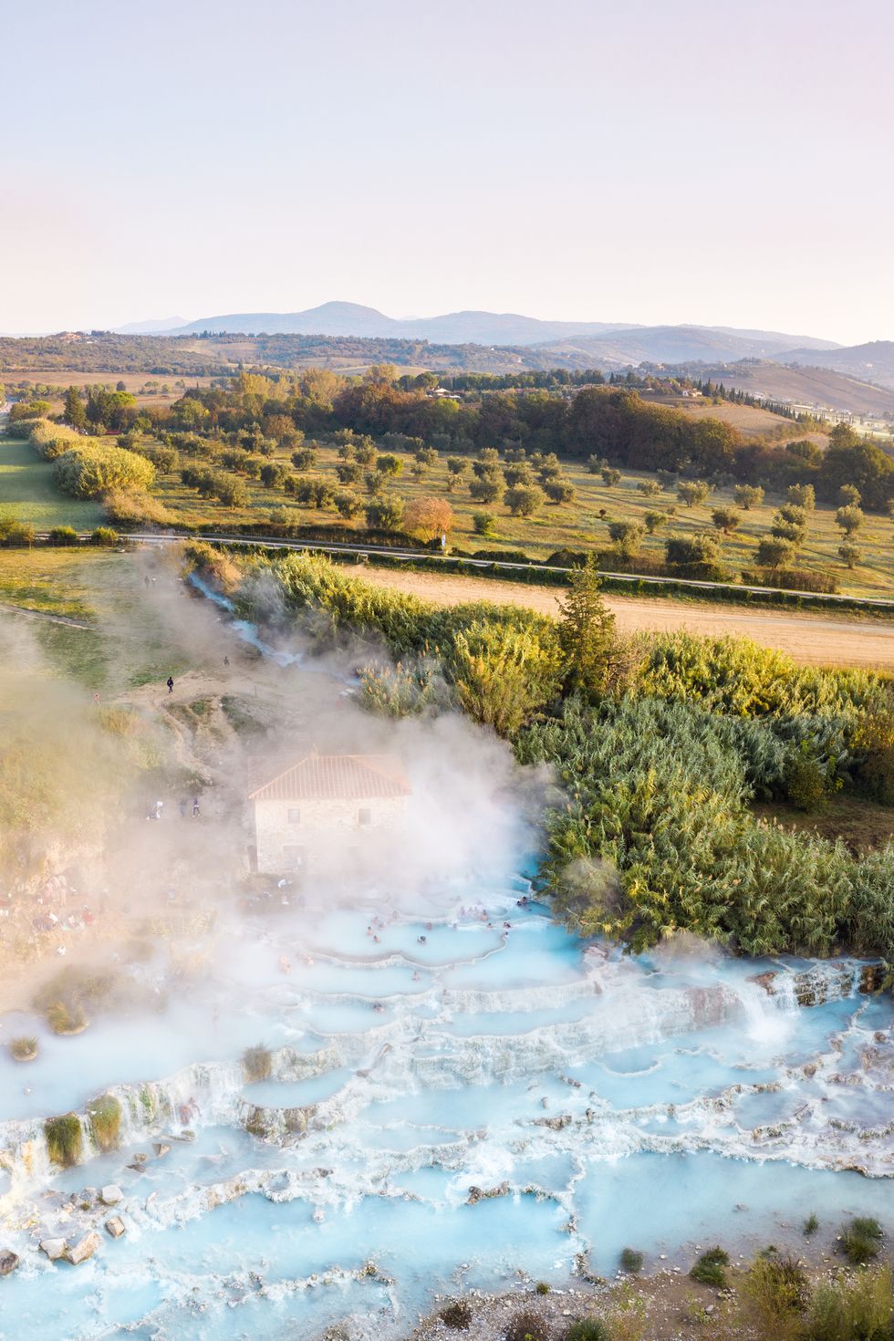 Saturnia, Ý Những suối nước nóng màu xanh ngọc này là một cảnh đẹp đáng để chiêm ngưỡng. Và bạn cũng sẽ có được tầm nhìn bao quát ra vùng nông thôn Tuscan trong khi ngâm mình.