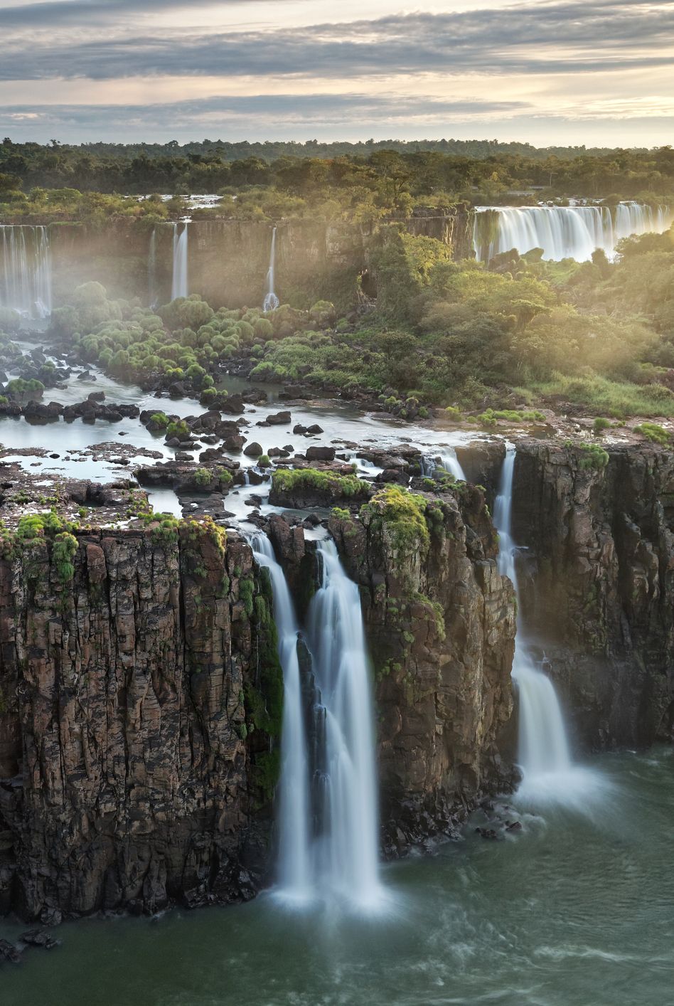 Thác Igazu, Brazil Không có gì ngạc nhiên khi đây được mệnh danh là một trong bảy kỳ quan thiên nhiên mới của thế giới — Thác Igazu là hệ thống thác nước lớn nhất thế giới , vì vậy chắc chắn không thể thiếu các điểm tham quan ở đây. Với 275 lần rơi khác nhau, thật đáng kinh ngạc từ mọi vị trí thuận lợi.