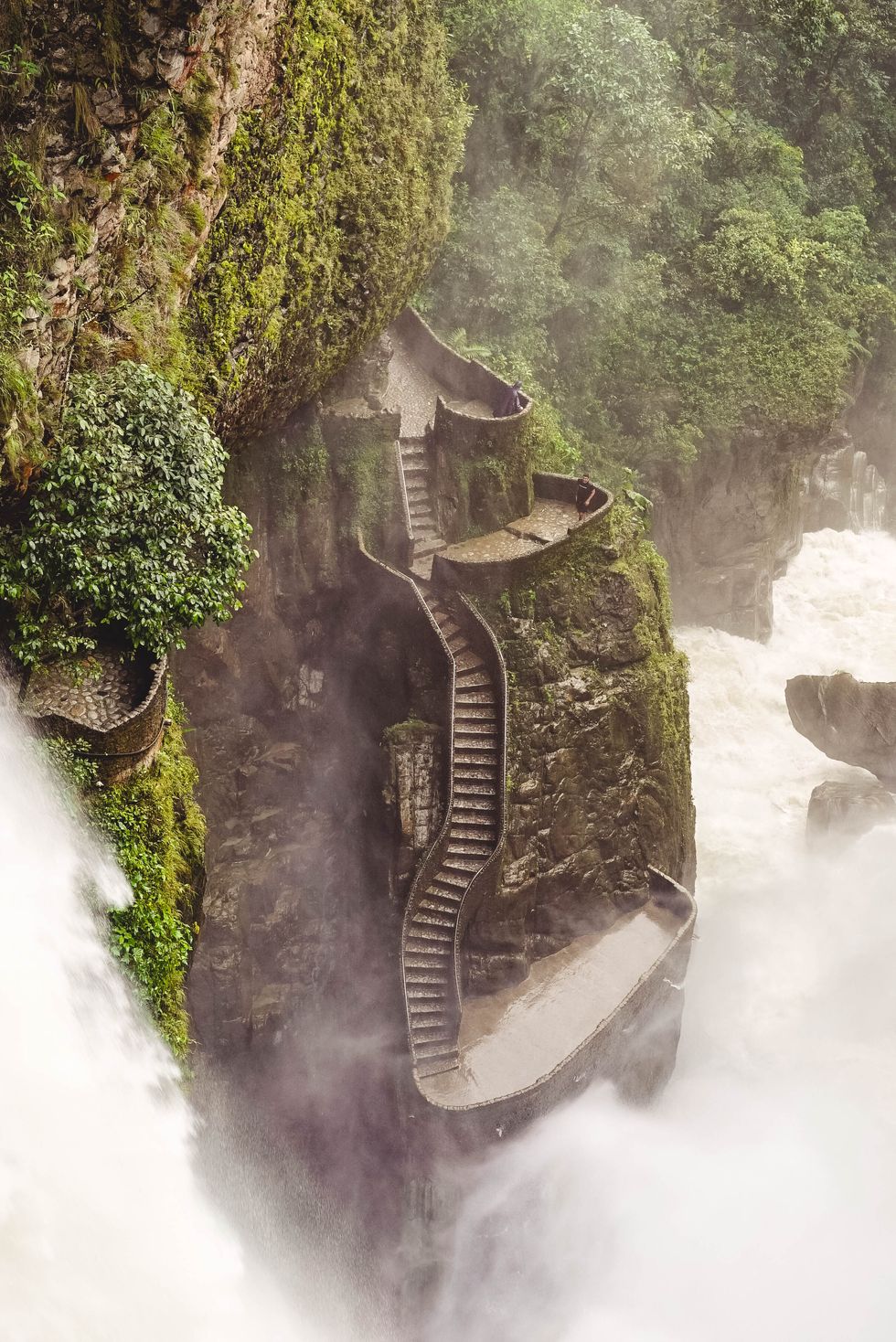 Pailón del Diablo, Ecuador Được gọi là Devil's Cauldron trong tiếng Anh, điểm đến đi bộ đường dài hẻo lánh trong rừng nhiệt đới Ecuador này giống như một thứ gì đó trong một câu chuyện cổ tích.