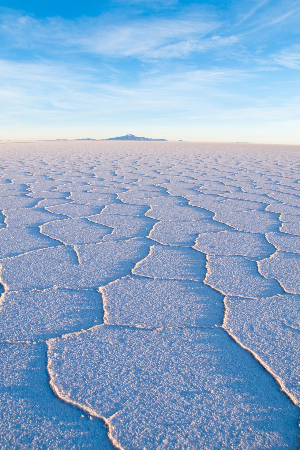 Căn hộ muối Uyuni, Bolivia Khi một hồ nước thời tiền sử khô cạn, nó đã để lại những bãi muối đầy kinh hoàng này. Những hình thành muối trắng sáng khiến bạn có cảm giác gần như đang đi trên mây.