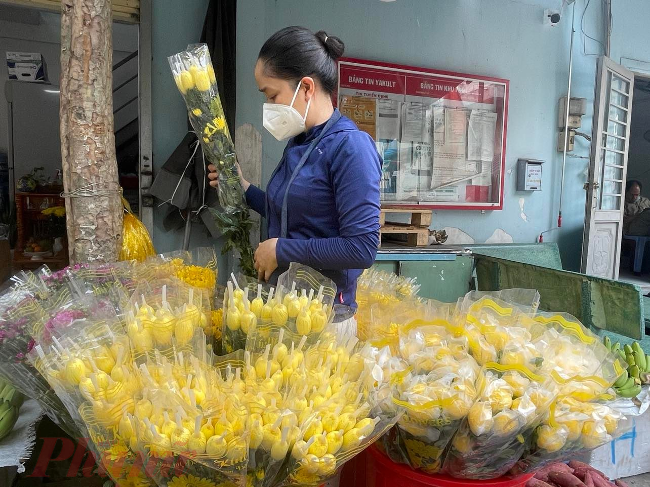 Các mặt hàng hoa chưng cúng như cúc vàng, cúc tím... cũng tăng 5.000 – 10.000 đồng/bó 10 bông, từ 25.000 – 35.000 đồng/bó (tùy hoa lớn, nhỏ) lên 35.000 – 45.000 đồng/bó. Chị Dương, bán hoa chợ Lê Thị Hồng, quận Gò Vấp giải thích “hoa dịp này hơi khan hàng do trùng dịp Tết cổ truyền Campuchia, hoa được chuyển sang nước này nhiều”. 