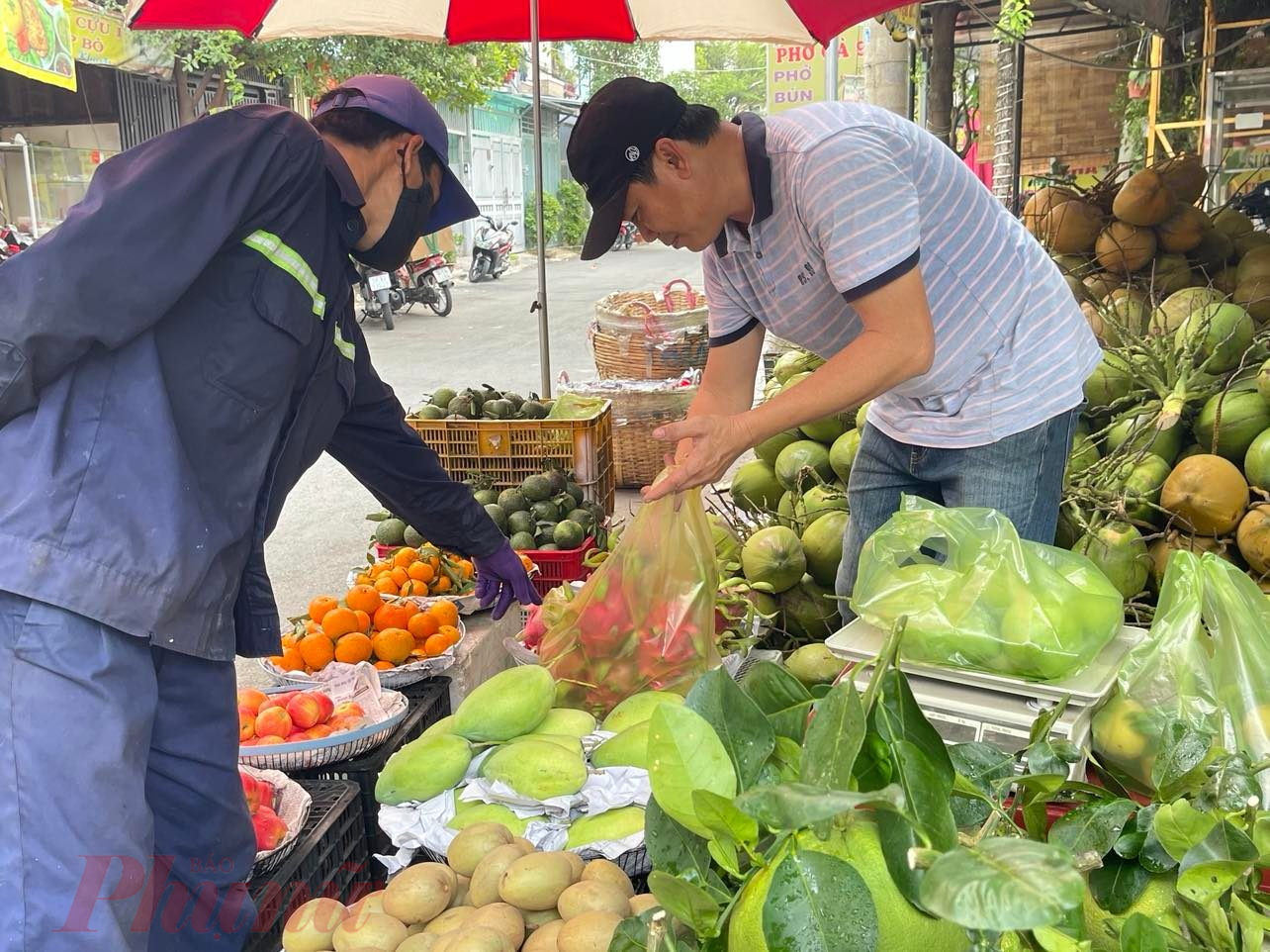 Các mặt hàng xoài, bưởi, cam, quýt, thanh long, dưa hấu, sapoche, đu đủ, chuối... về chợ nhiều, khá chạy hàng do khách mua trái cây cúng rằm tăng cao. Trung bình mỗi khách mua 2 – 3 loại trái cây, từ 1 – 2 kg/loại.  