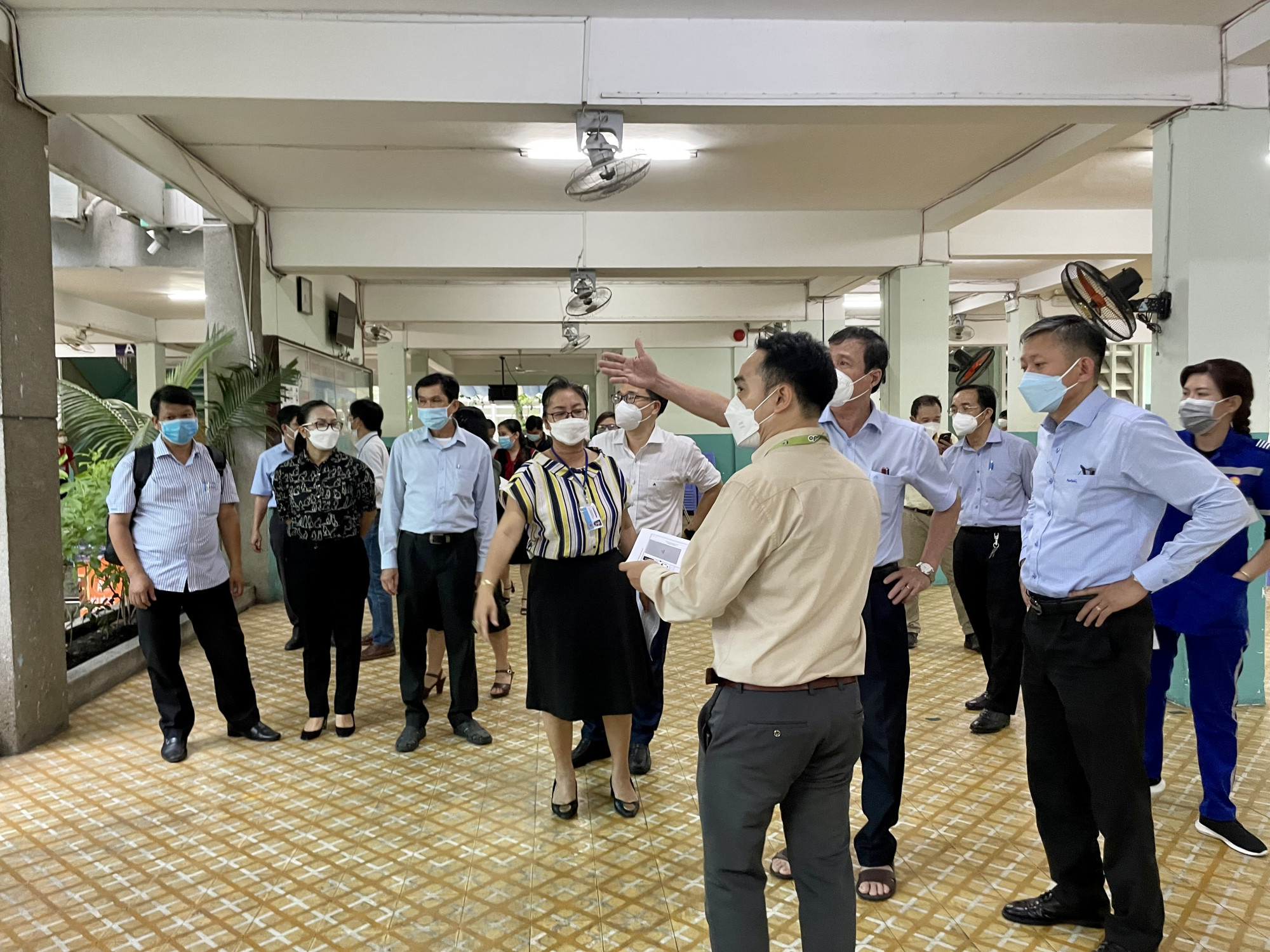 Lãnh đạo Sở GD-ĐT TPHCM và Sở Y tế kiểm tra điểm tiêm Trường THCS Nguyễn Tri Phương (Q.10)