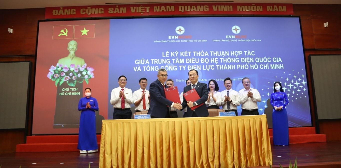 Ông Nguyễn Văn Thanh - Tổng giám đốc EVNHCMC và ông Nguyễn Đức Ninh - Giám đốc EVNNLDC ký kết thỏa thuận hợp tác giữa Tổng công ty Điện lực TPHCM và Trung tâm Điều độ Hệ thống điện Quốc gia - Ảnh: EVNHCMC