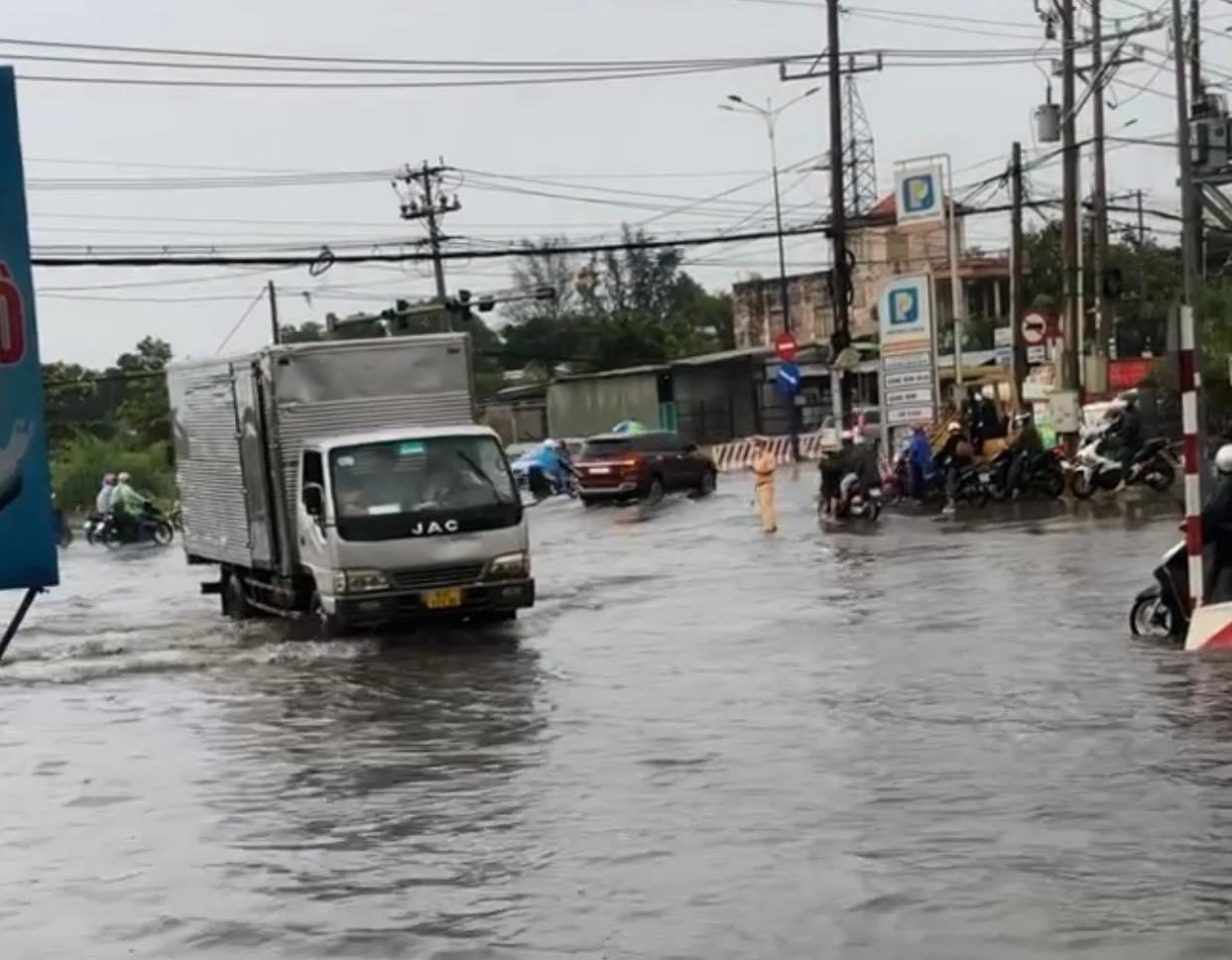 Quốc lộ 13 giao với với đường Hồ Văn Mên, TP.Thuận An cũng bị ngập sau cơn mưa