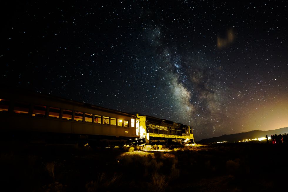 Đường sắt phía Bắc Nevada tàu hỏa sao đường sắt phía bắc nevada KEVIN D. GRANT Chỉ cách Las Vegas ở Ely, Nevada bốn giờ, chuyến tàu chạy bằng hơi nước lịch sử này đưa hành khách quay ngược thời gian. Giống như nó đã làm trong gần một thế kỷ, Đường sắt Bắc Nevada đi xuyên qua Hẻm núi Robinson đến Khu khai thác đồng Ruth trong một chuyến đi mang đậm dấu ấn lịch sử. Ngoài các chuyến đi bình thường vào ban ngày, tuyến đường sắt còn cung cấp tour du lịch vào ban đêm, được mệnh danh là  chuyến tàu của các ngôi sao , nơi người đi có thể tận hưởng bầu trời đêm tuyệt đẹp không bị ô nhiễm ánh sáng. Tàu sẽ dừng lại để hành khách có thể ngắm bầu trời đêm bằng kính viễn vọng. (Lưu ý: tour này bán hết trước một năm, vì vậy hãy đặt vé sớm !) Đối với những người yêu thích bầu trời có giờ đi ngủ sớm hơn, đường dây này cũng cung cấp  Sunset, Stars và Champagnechuyến đi, đến và rời nhà ga sớm hơn một chút. Đúng như tên gọi của nó, khách sẽ có thể thưởng thức một ly sâm panh khi họ ngắm nhìn bầu trời chuyển đổi từ ngày sang đêm.