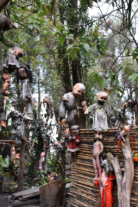 Đảo của những con búp bê, Mexico hòn đảo đáng sợ của những con búp bê ở thành phố Mexico HÌNH ẢNH NURPHOTO GETTY Trong một bộ phim kinh dị nào đó, bạn sẽ tìm thấy một hòn đảo bị bỏ hoang ở Xochimilco, Mexico, với những con búp bê được treo trên mọi thân cây. Chỉ có thể đến Isla de las Muñecas bằng thuyền và bắt đầu sau khi một người đàn ông đã qua đời bắt đầu thu thập đồ chơi để xua đuổi linh hồn ma quỷ. Nếu bạn dám đến thăm, hãy cảnh báo — nơi này được cho là bị ma ám .