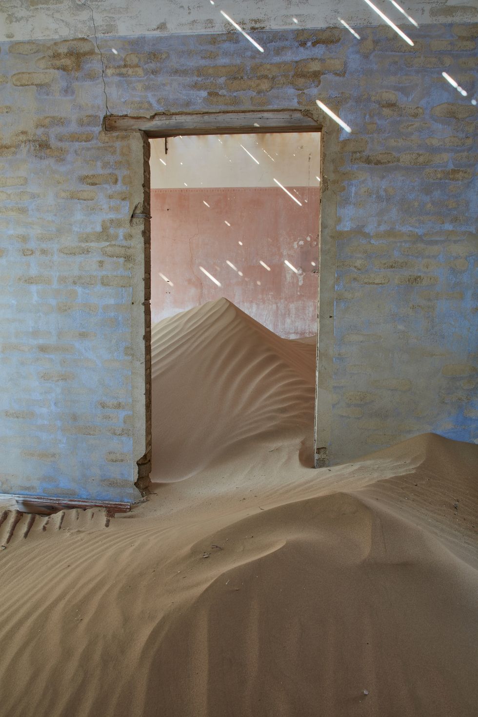 Kolmanskop, Namibia Quang cảnh một căn phòng trong một tòa nhà vô chủ đầy cát. HÌNH ẢNH MINT HÌNH ẢNH RF GETTY Thị trấn này được thành lập trên sa mạc Namib vào năm 1908, sau khi một người đàn ông tìm thấy một viên kim cương trong khu vực, nhưng bị bỏ hoang vào năm 1954 sau khi nguồn tài nguyên cạn kiệt. Những ngôi nhà bị bỏ lại giờ đây đầy cát - một cảnh tượng kỳ lạ, nhưng nổi bật, đáng nhìn.