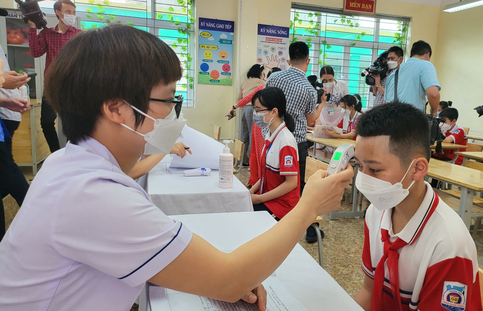 Tiêm vắc xin COVID-19 cho học sinh lớp 6 tại Quảng Ninh ngày 14/4
