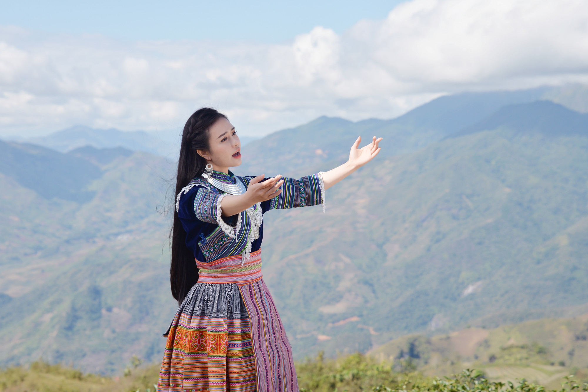 MV “Chắp cánh tương lai” mà Lương Hải Yến ra mắt dịp này không ghi lại chặng đường đã qua của cô, mà ghi nhận một dấu ấn, một hình ảnh khác của Lương Hải Yến bên cạnh sự nghiệp ca hát. 