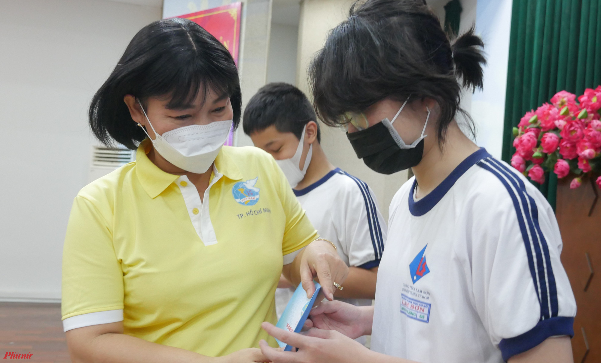 Bà Trần Thị Phương Hoa - Phó Chủ tịch Hội LHPN TPHCM tặng sổ tiết kiệm cho các em 