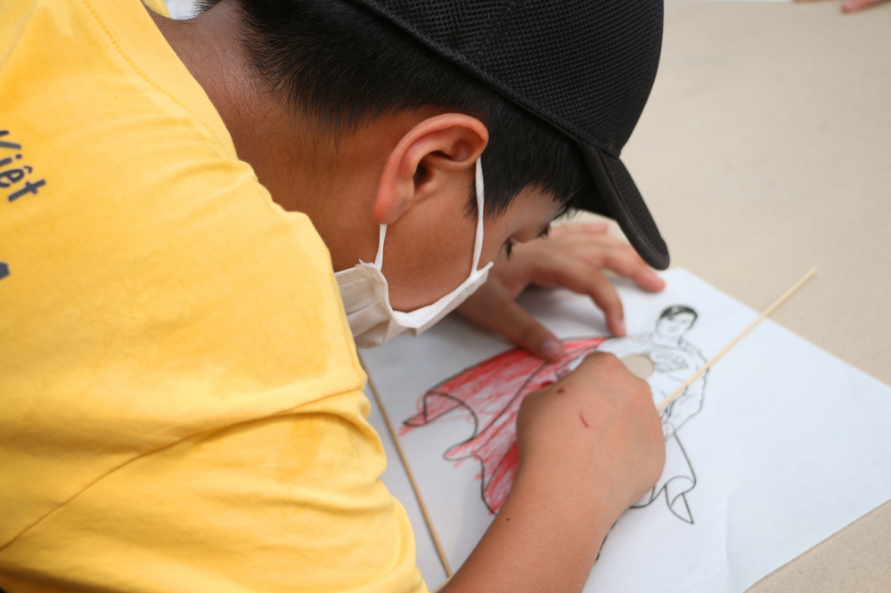 Đặc biệt đây là ngày hội của trẻ thơ khi được các nghệ nhân làm diều hướng dẫn cách làm một con diều Huế với kỹ thuật đơn giản, nhất