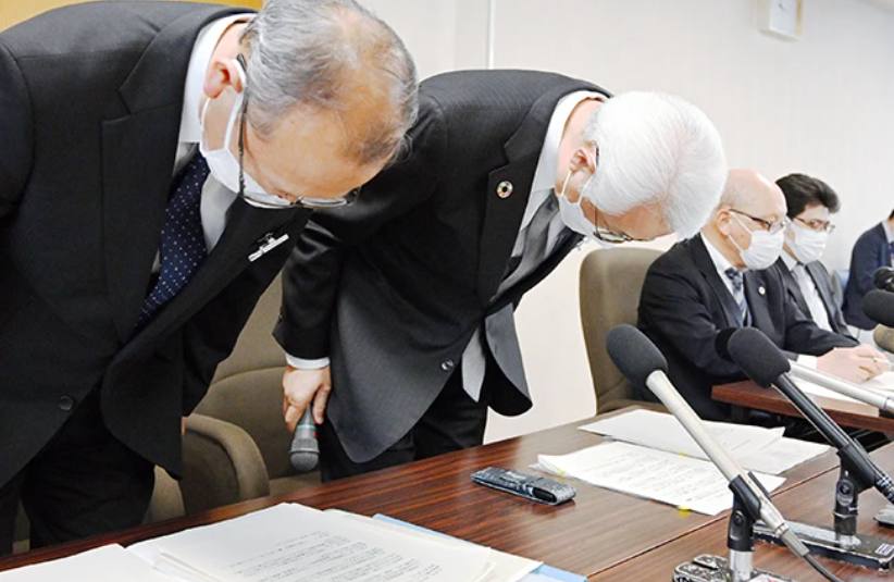 Shinichi Kurowarabi, thứ hai từ trái sang, chủ tịch hội đồng giáo dục Asahikawa, xin lỗi mẹ của cô gái đã chết tại một cuộc họp báo ngày 15 / 4 ở Asahikawa, Hokkaido