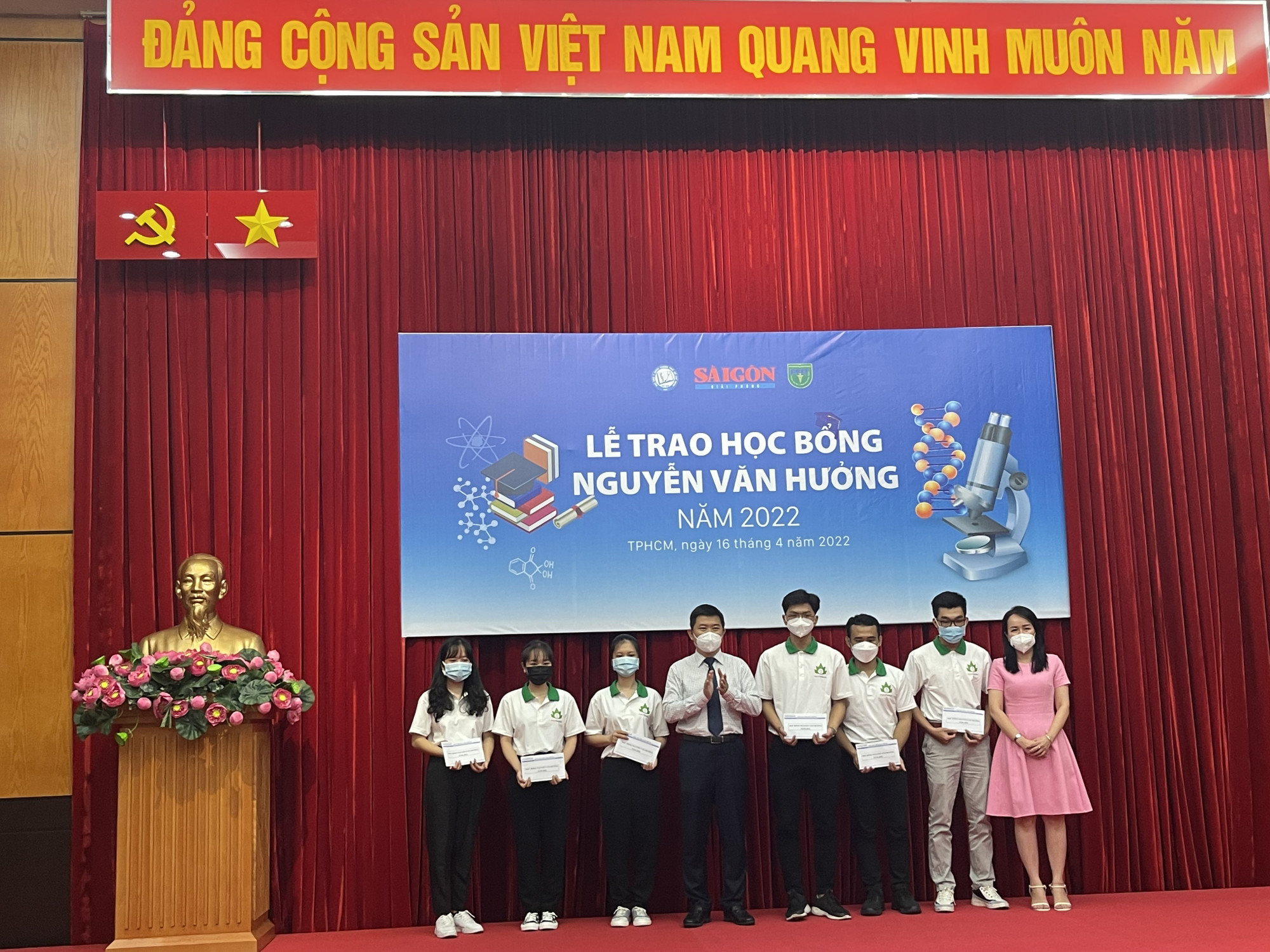 Các sinh viên y khoa đạt học bổng Nguyễn Văn Hưởng tại buổi lễ. Ảnh: Thanh Huyền.