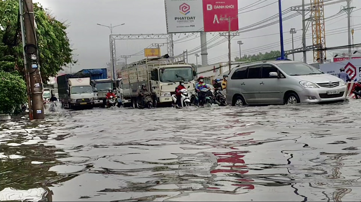 Đoạn đường ngập nước trên quốc lộ 13 ngập nặng kéo dài hàng km ở cả 2 làn đường