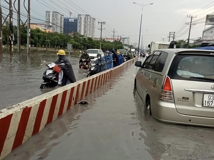 Quốc lộ 13 đoạn qua Cầu Ông Bố (TP.Thuận An) ngập nặng