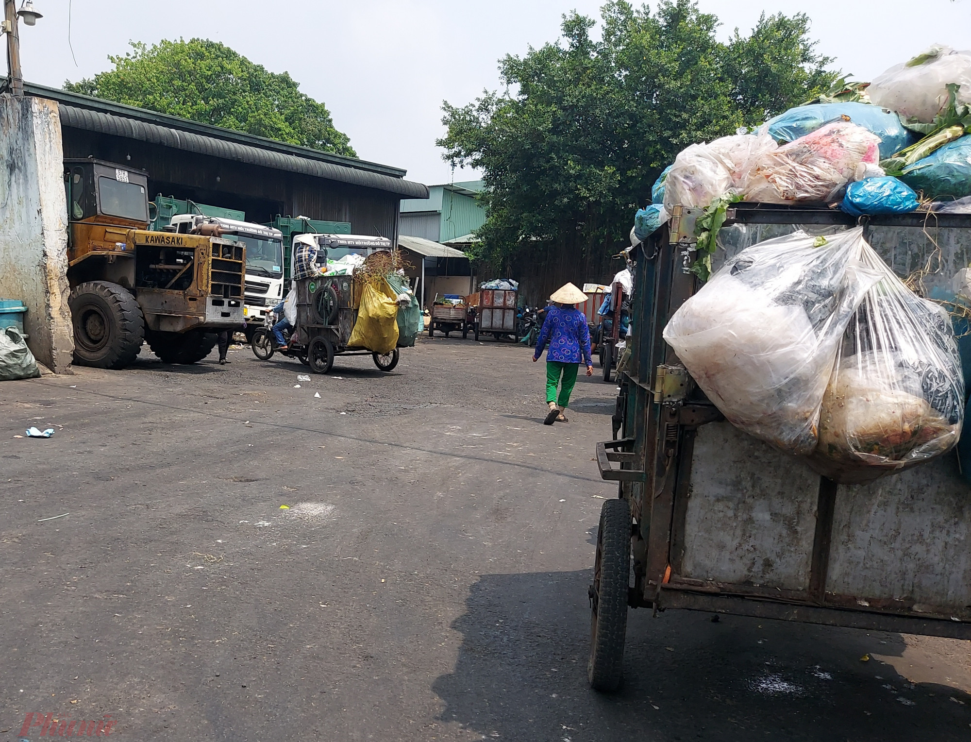 Những chiếc xe tự chế chở theo rác không được che đậy kỹ càng là nỗi ám ảnh của người dân sống ở khu vực đường Tân Hóa.