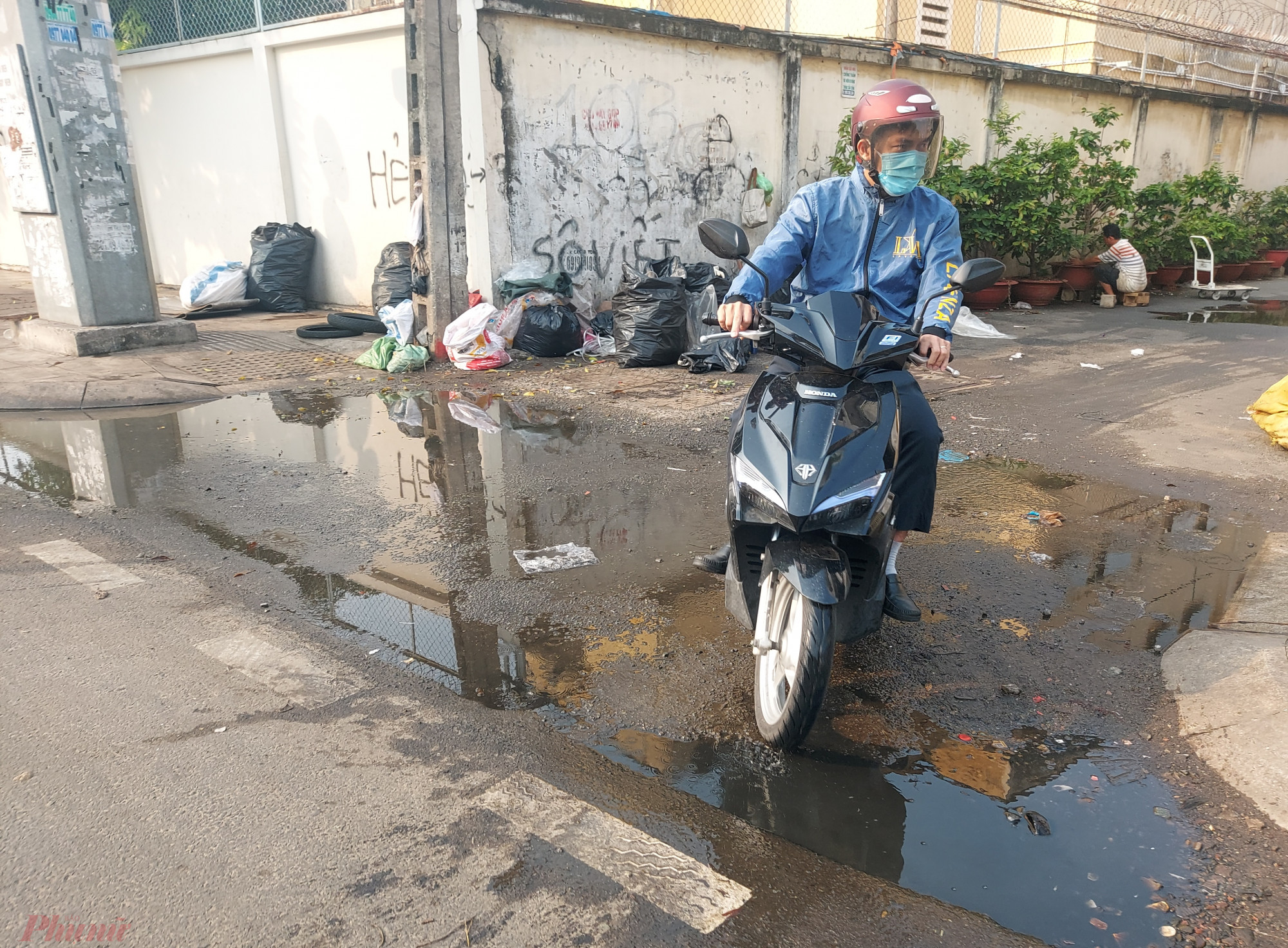 Nước bẩn đọng lại trên đường Tân Hóa sau khi xe rác rời đi. Theo người dân, họ đã nhiều lần phản ánh thực trạng này lên cơ quan chức năng nhưng chưa được giải quyết.