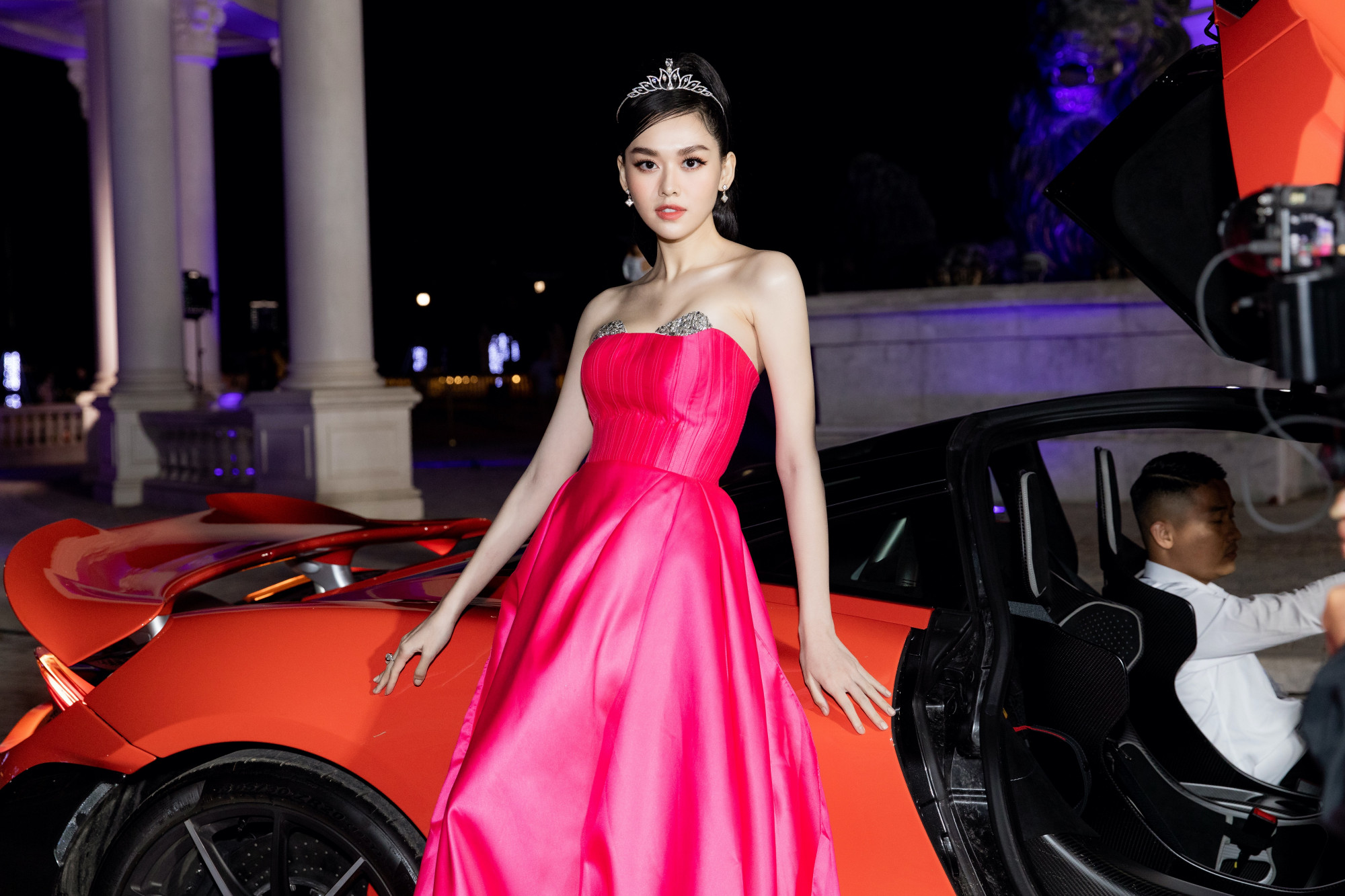 Á hậu Tường San nổi bật với váy hồng neon.  Phần cúp ngực được tô điểm bằng những chi tiết ánh bạc bắt mắt.