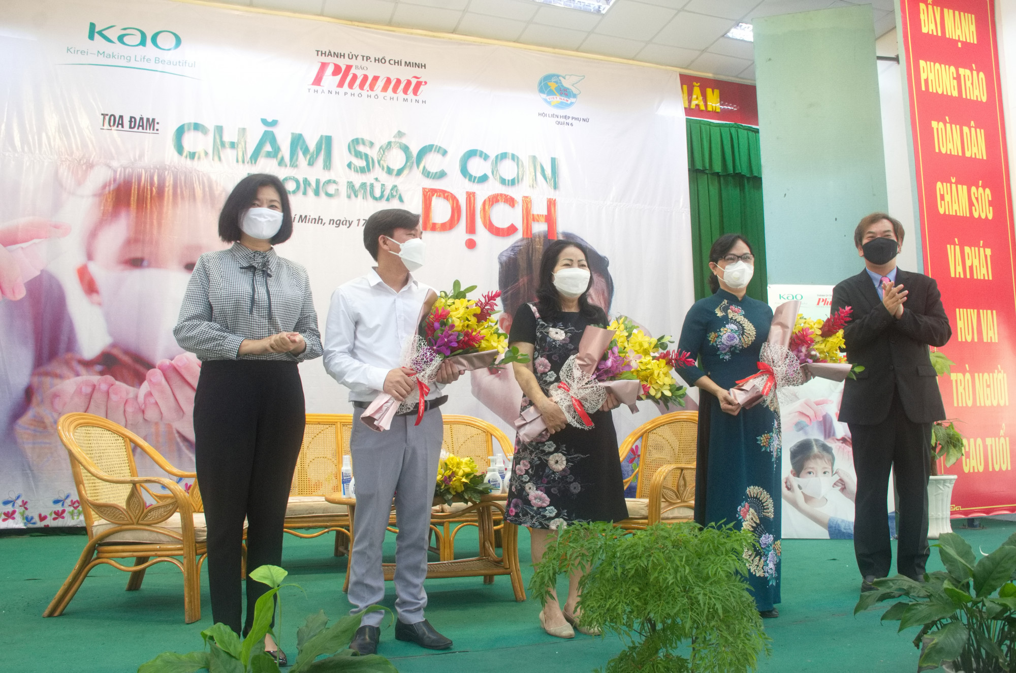 Báo Phụ Nữ TPHCM và Công ty Kao Việt Nam tặng hoa cho khách mời tham gia chương trình 