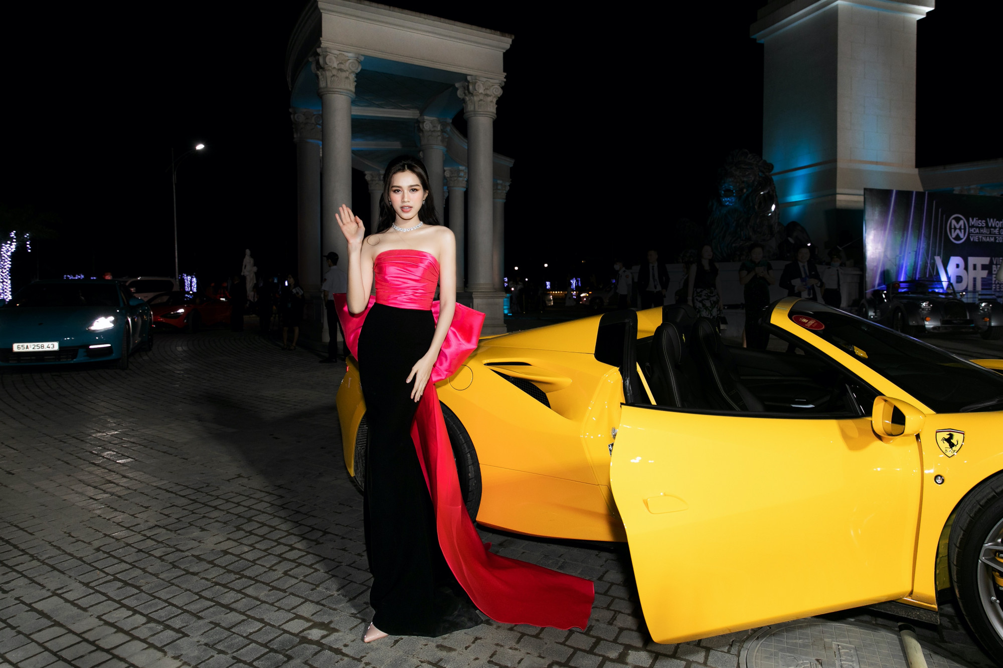 Hoa hậu Đỗ Thị Hà khoe dáng trong chiếc váy quây kết hợp giữa màu hồng neon và đen rực rỡ. 