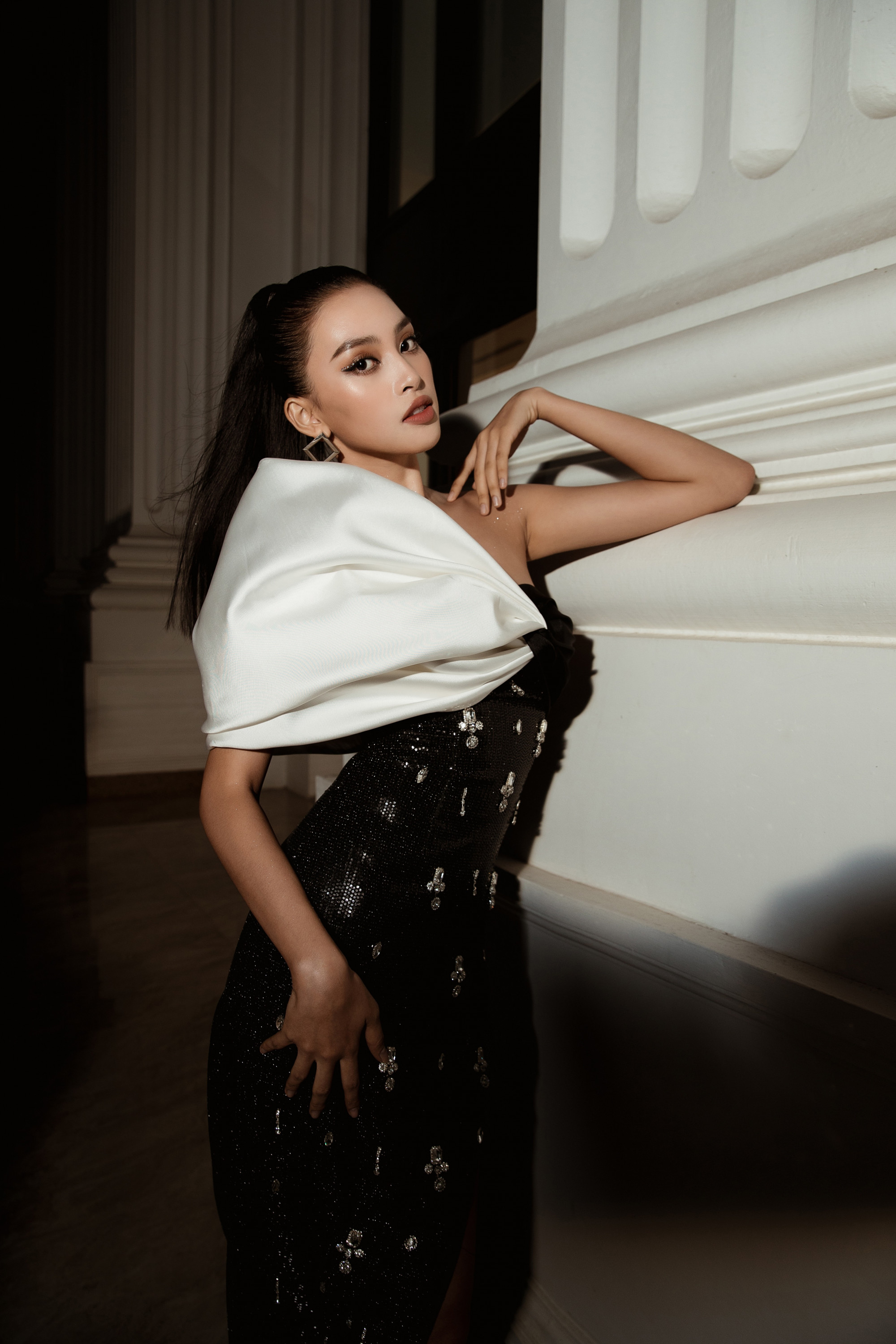 Hoa hậu Việt Nam 2018 buộc thấp, duỗi thẳng, trang điểm tông cam 